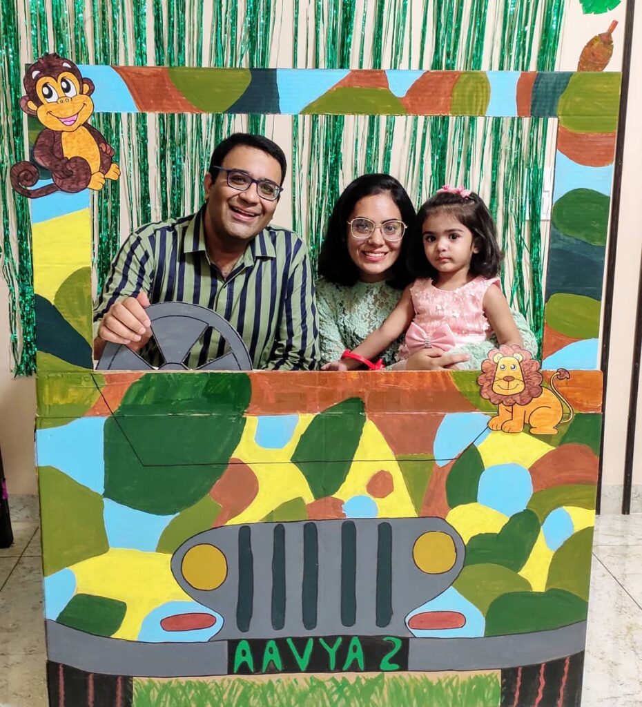 animal themed birthday party selfie car with parents and kid